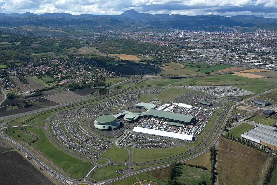 Vue aérienne du site du Zénith et de la Grande Halle d'Auvergne à Cournon-d'Auvergne, chaîne des Puys en arrière-plan