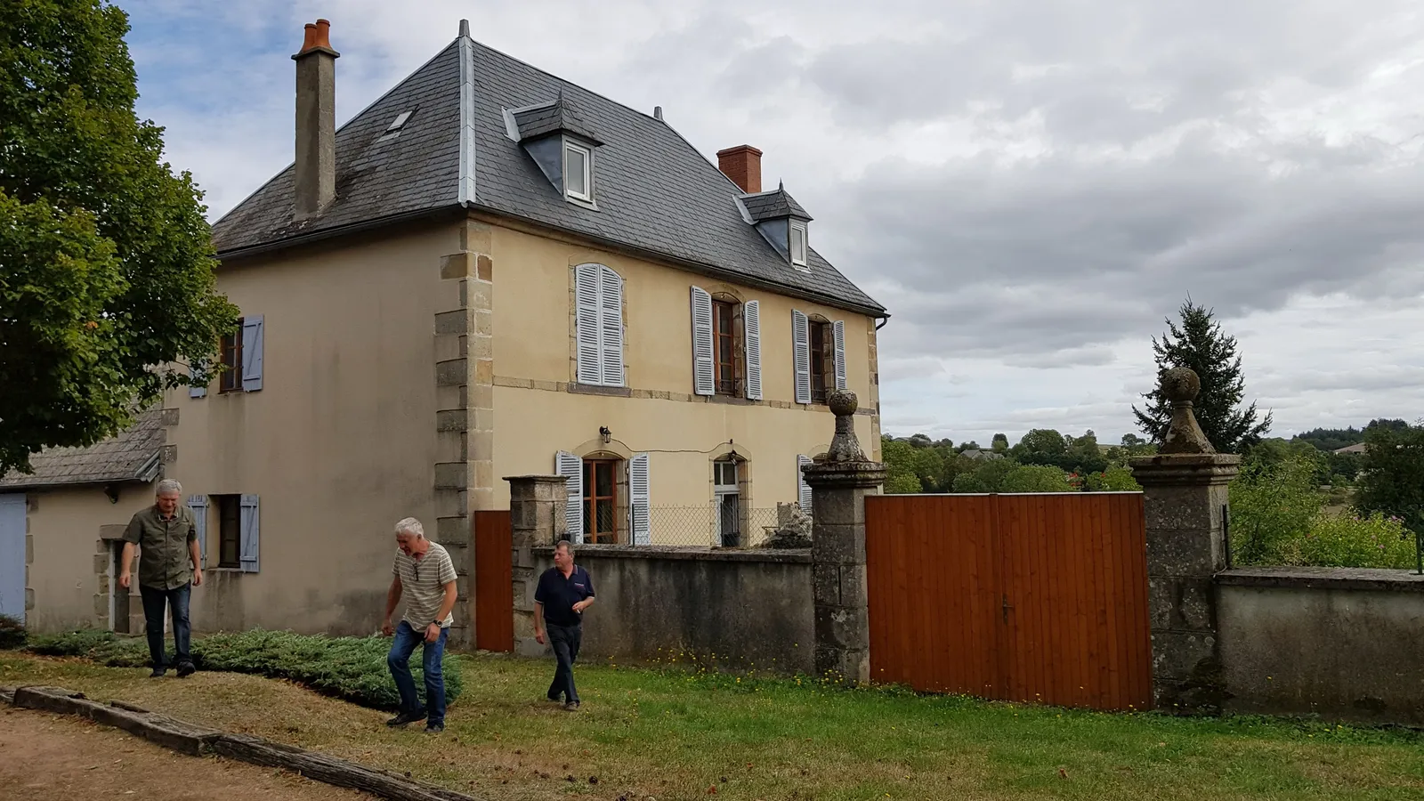 2 Logements et une salle communale