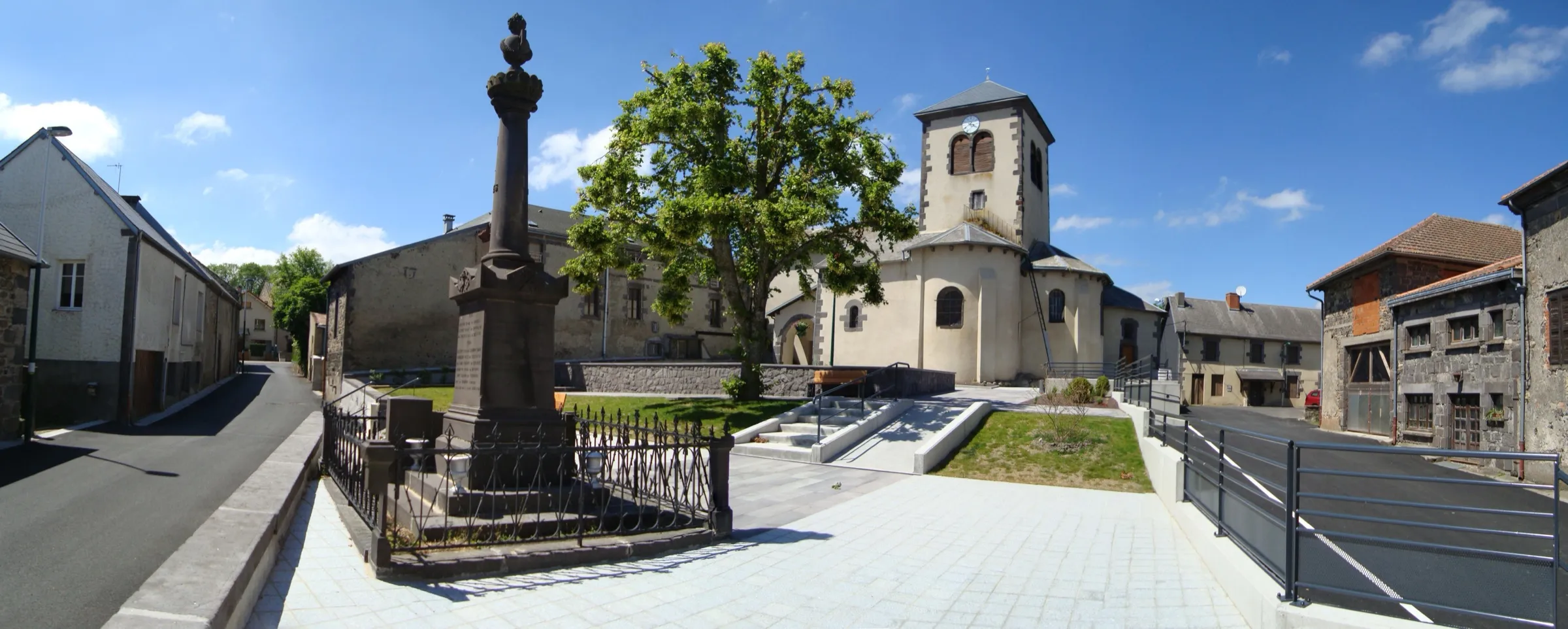 Places église et fontaine